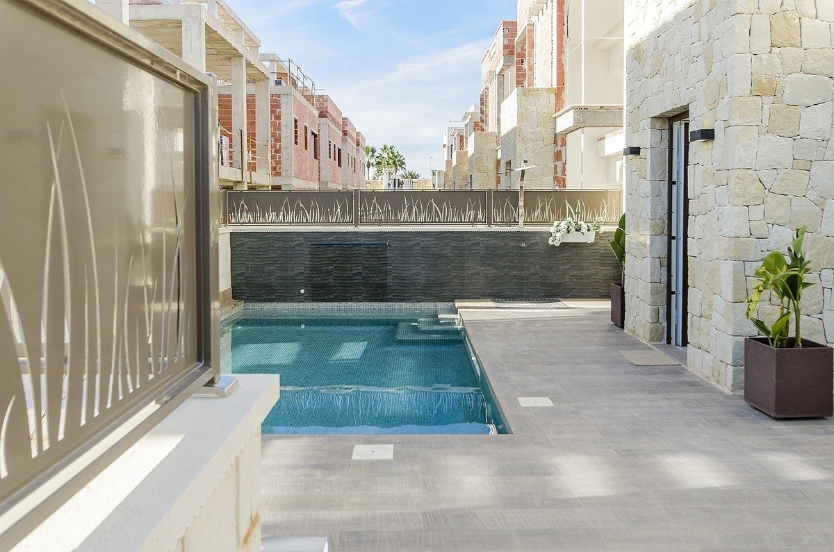For sale - 3 Bedroom 3 Bathroom Villa in Los Montesinos - La Herrada  - Alicante