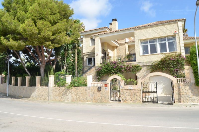 For sale - 4 Bedroom 2 Bathroom Villa in Campoamor - Dehesa de Campoamor  - Alicante