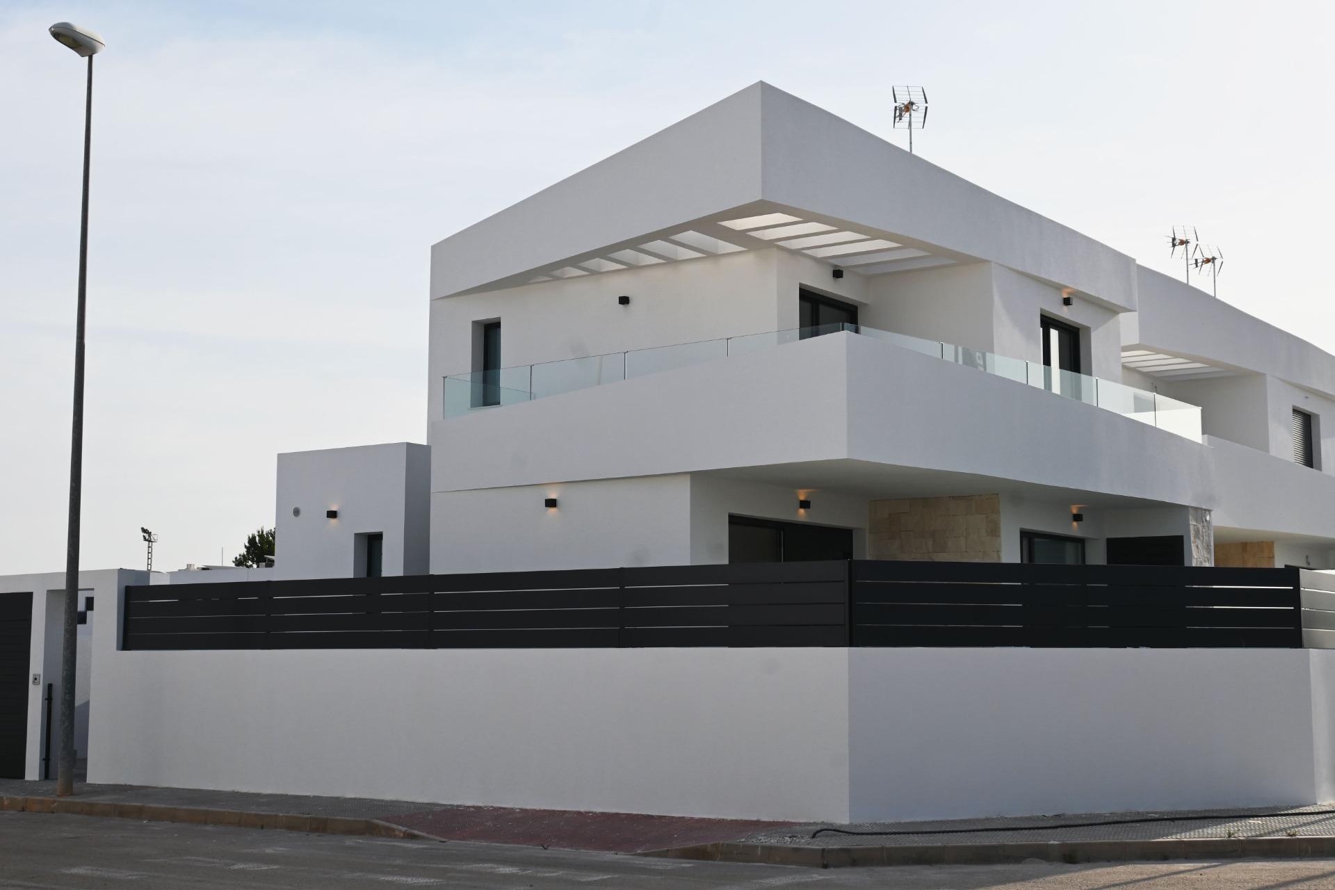 For sale - 3 Bedroom 3 Bathroom Villa in Dolores - polideportivo  - Alicante