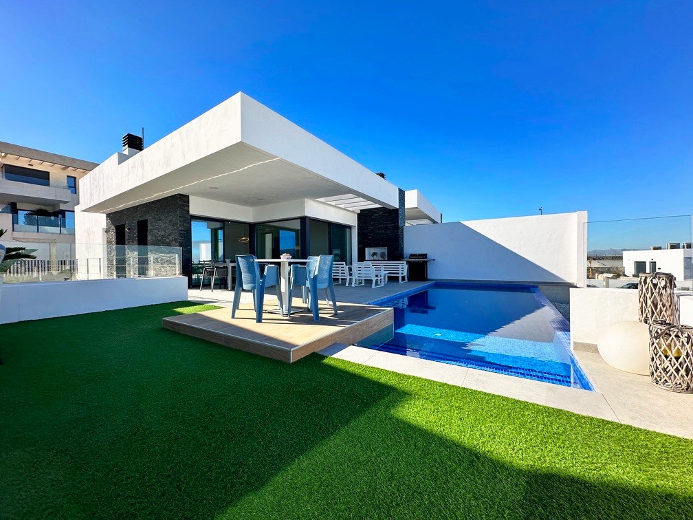 For sale - 3 Bedroom 3 Bathroom Villa in Ciudad Quesada - Rojales  - Alicante