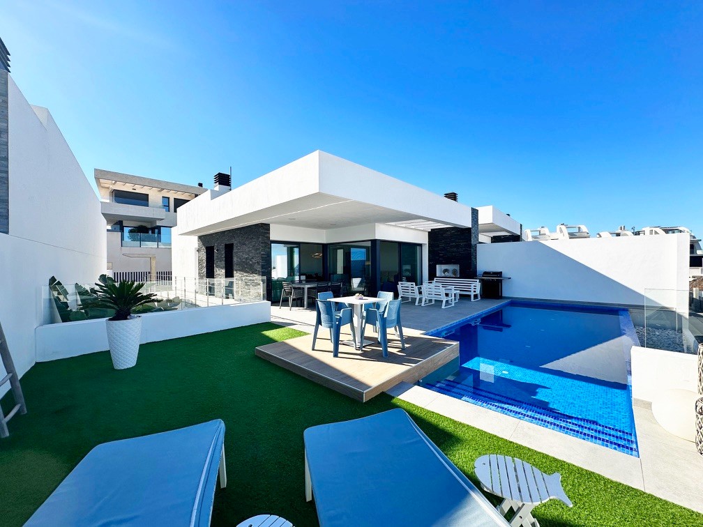 For sale - 3 Bedroom 3 Bathroom Villa in Ciudad Quesada - Rojales  - Alicante