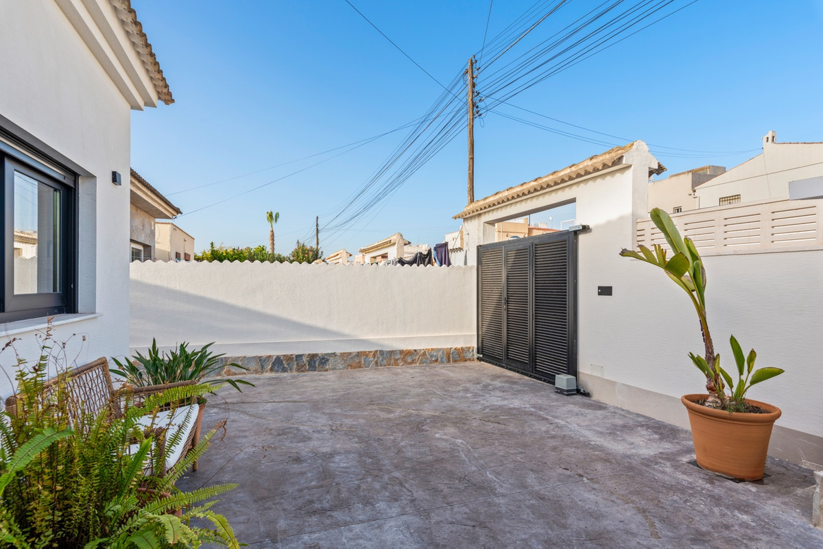 For sale - 3 Bedroom 2 Bathroom House - Detached Villa in Torrevieja - El Chaparral  - Alicante