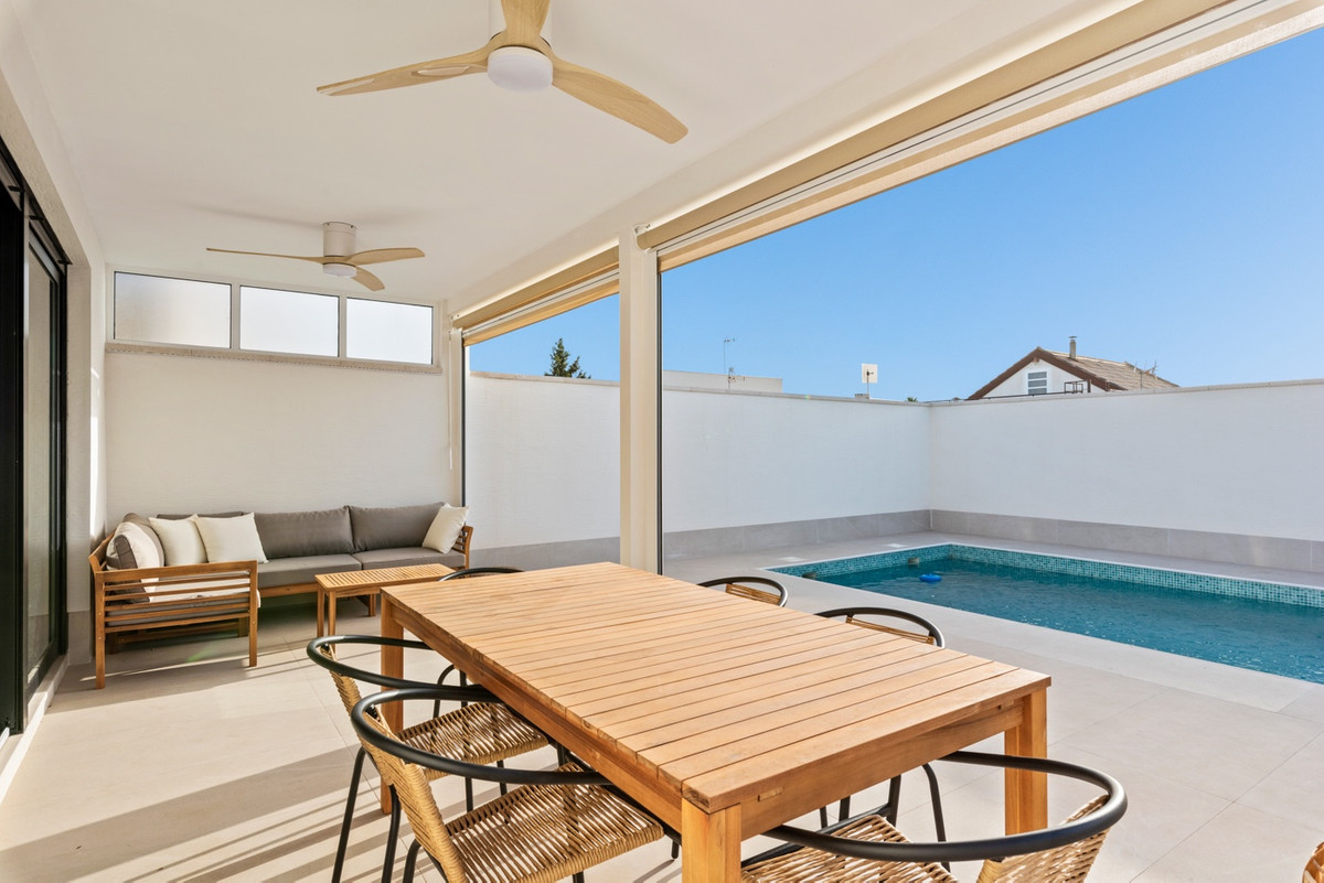 For sale - 3 Bedroom 2 Bathroom House - Detached Villa in Torrevieja - El Chaparral  - Alicante