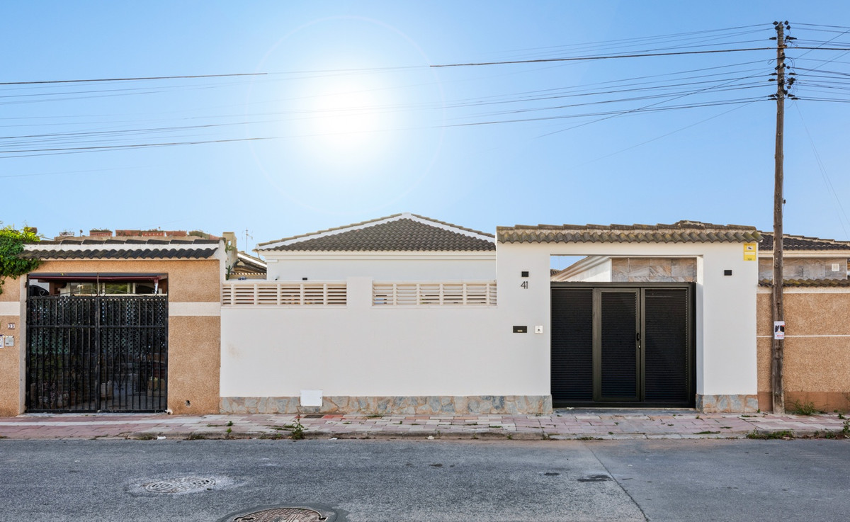For sale - 3 Bedroom 2 Bathroom House - Detached Villa in Torrevieja - El Chaparral  - Alicante