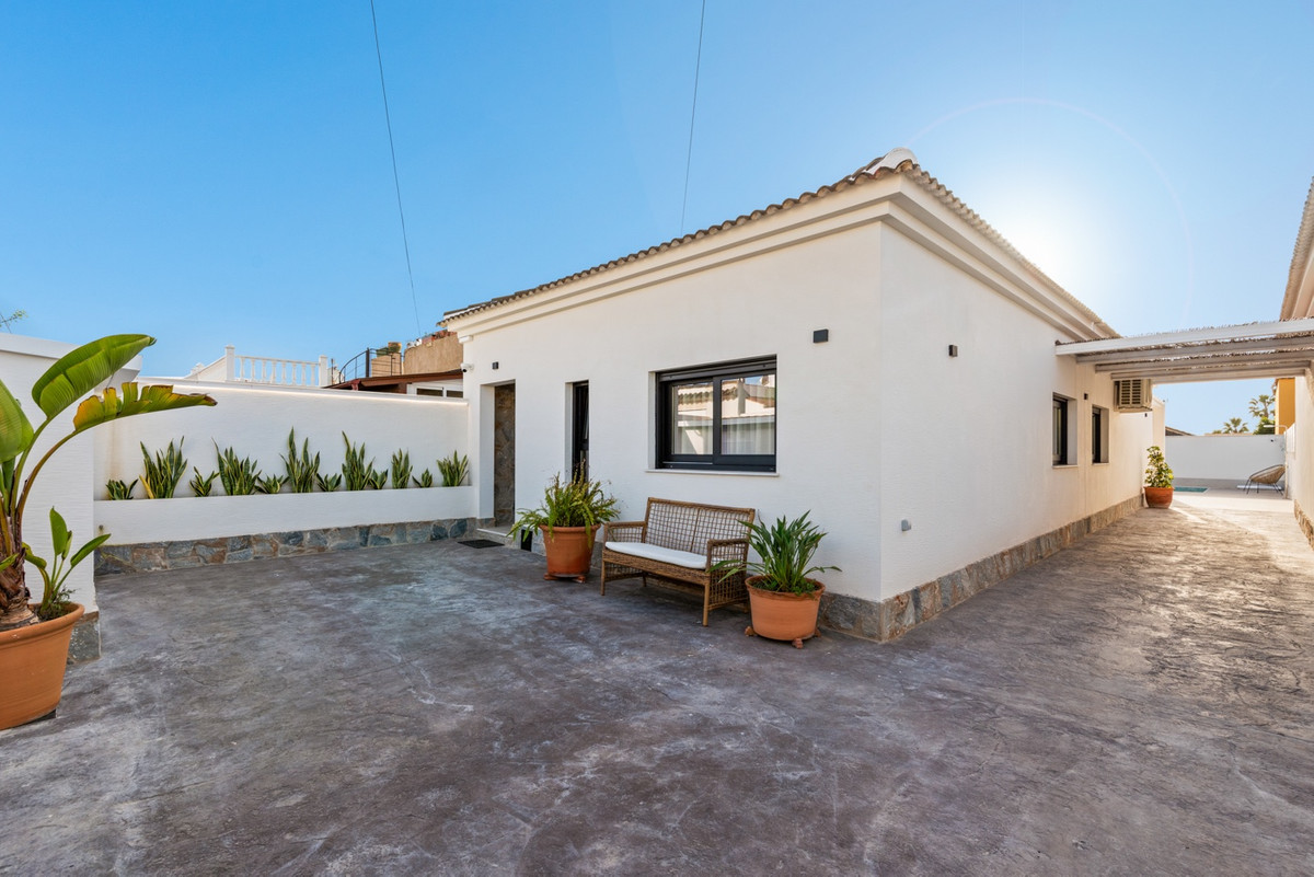 For sale - 3 Bedroom 2 Bathroom House - Detached Villa in Torrevieja - El Chaparral  - Alicante