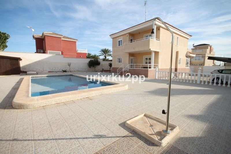 For sale - 5 Bedroom 3 Bathroom House - Detached Villa in Torrevieja - Aguas Nuevas  - Alicante