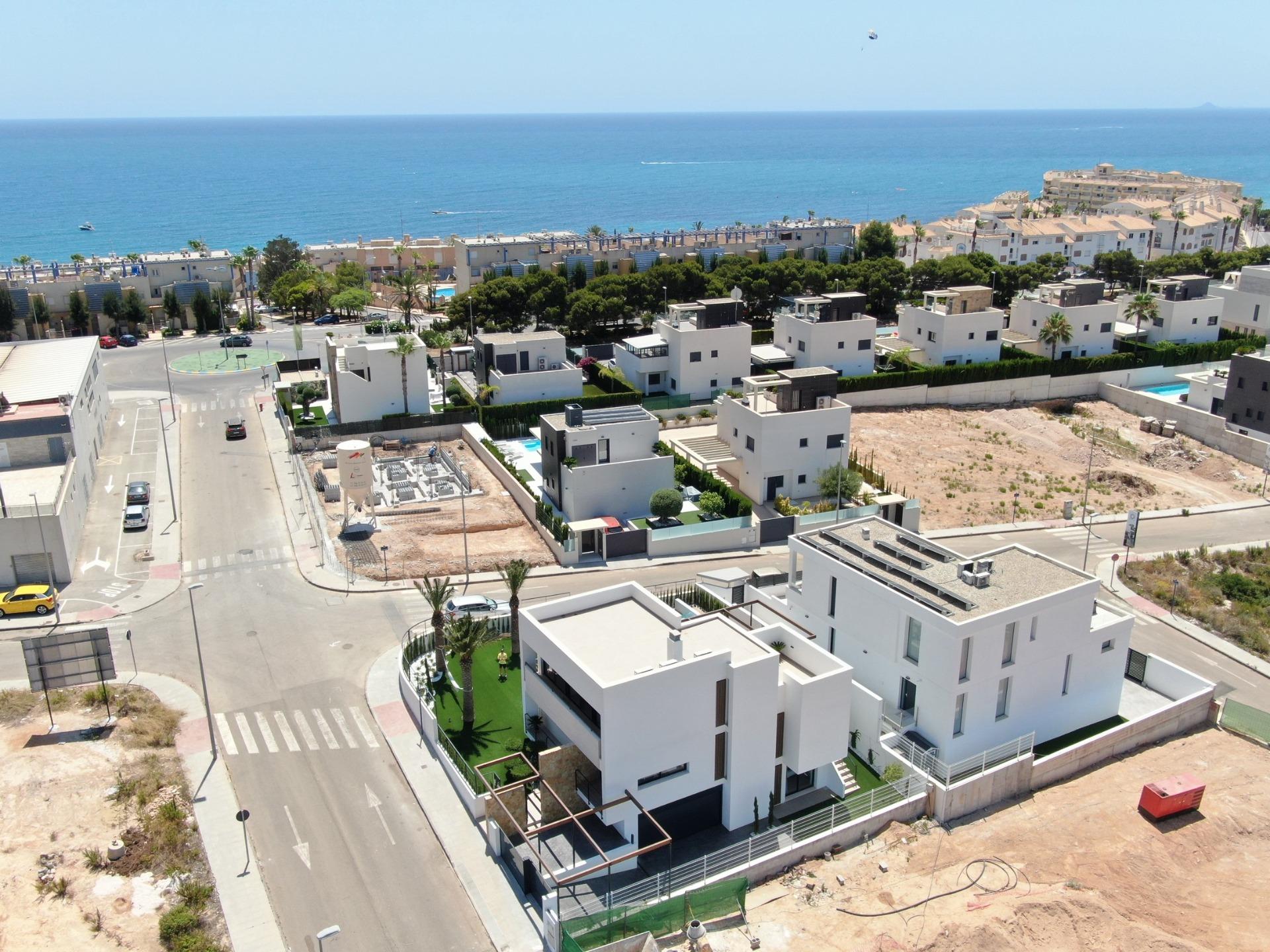 New Build - 4 Bedroom 4 Bathroom Villa in Cabo Roig - Campoamor  - Alicante