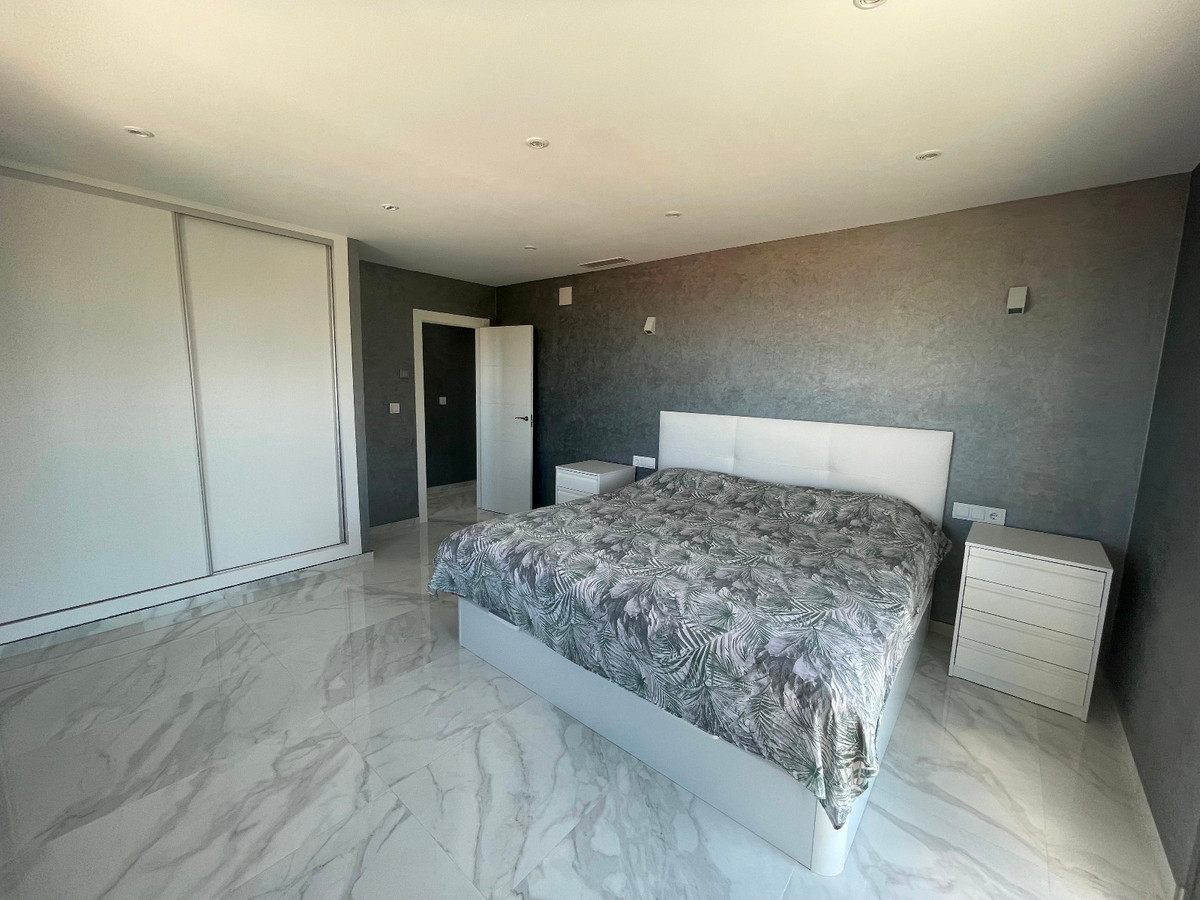 For sale - 5 Bedroom 4 Bathroom House - Detached Villa in Torrevieja - La Mata  - Alicante