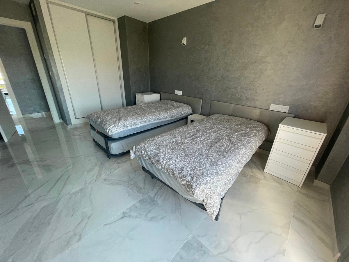 For sale - 5 Bedroom 4 Bathroom House - Detached Villa in Torrevieja - La Mata  - Alicante