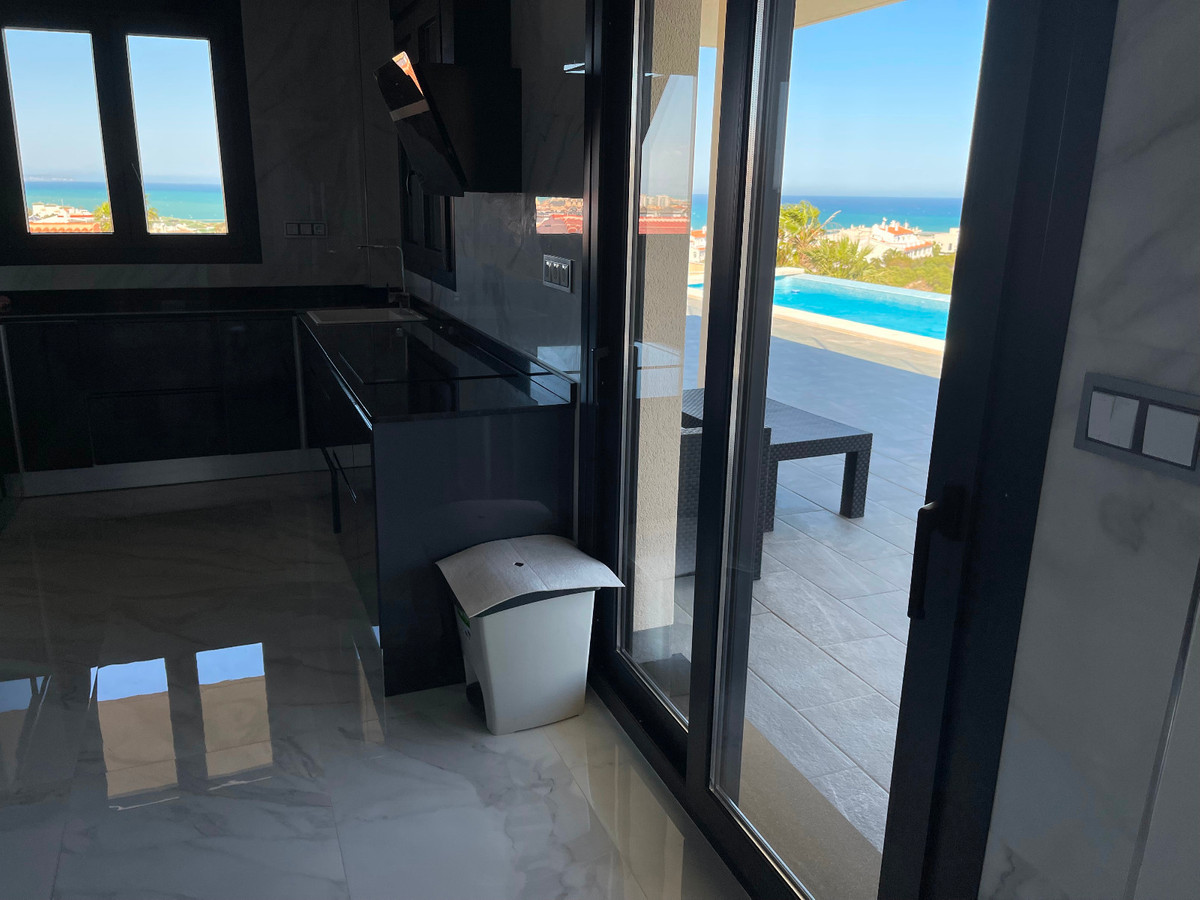 For sale - 5 Bedroom 4 Bathroom House - Detached Villa in Torrevieja - La Mata  - Alicante