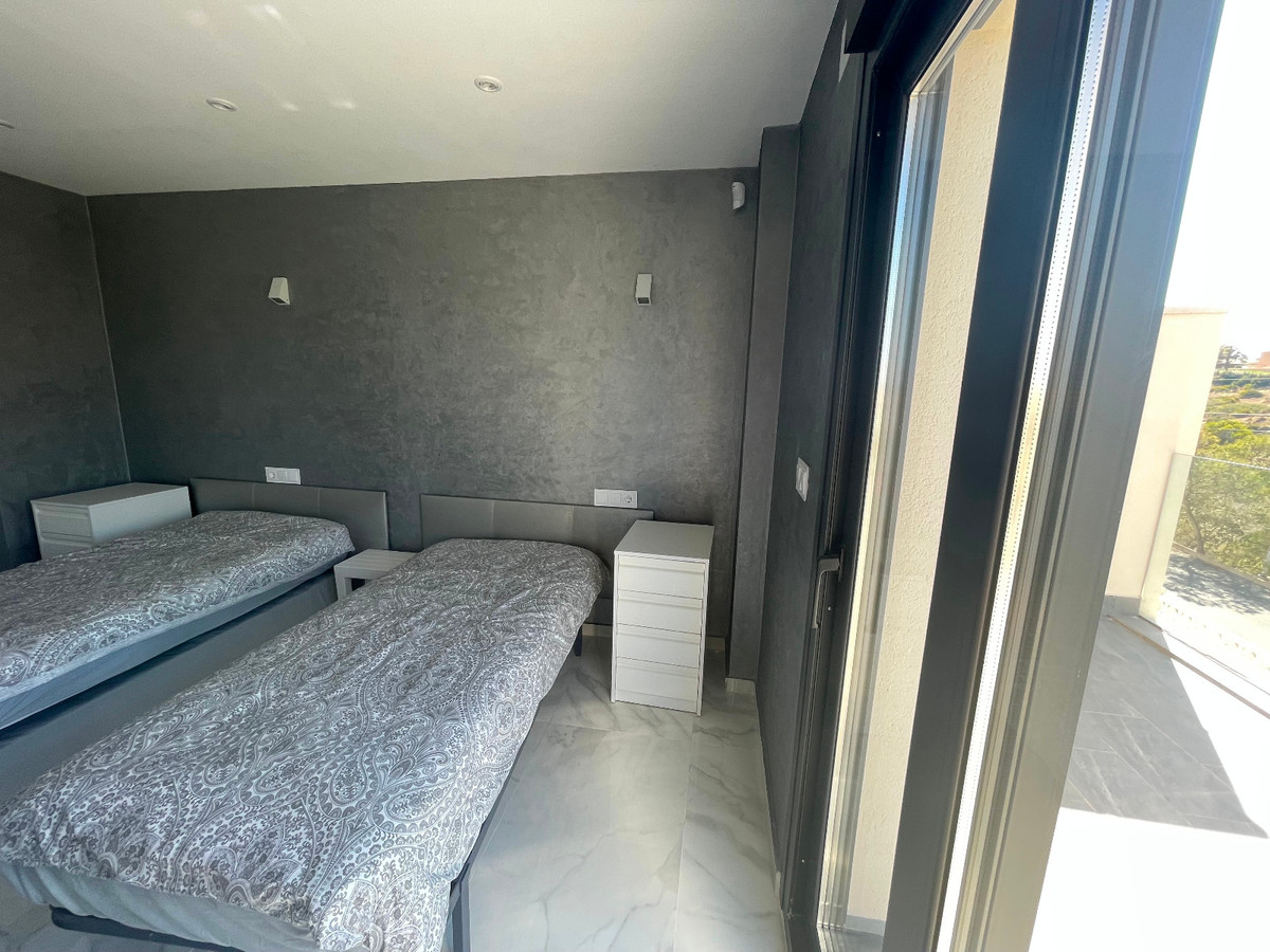 For sale - 5 Bedroom 4 Bathroom House - Detached Villa in Torrevieja - La Mata  - Alicante