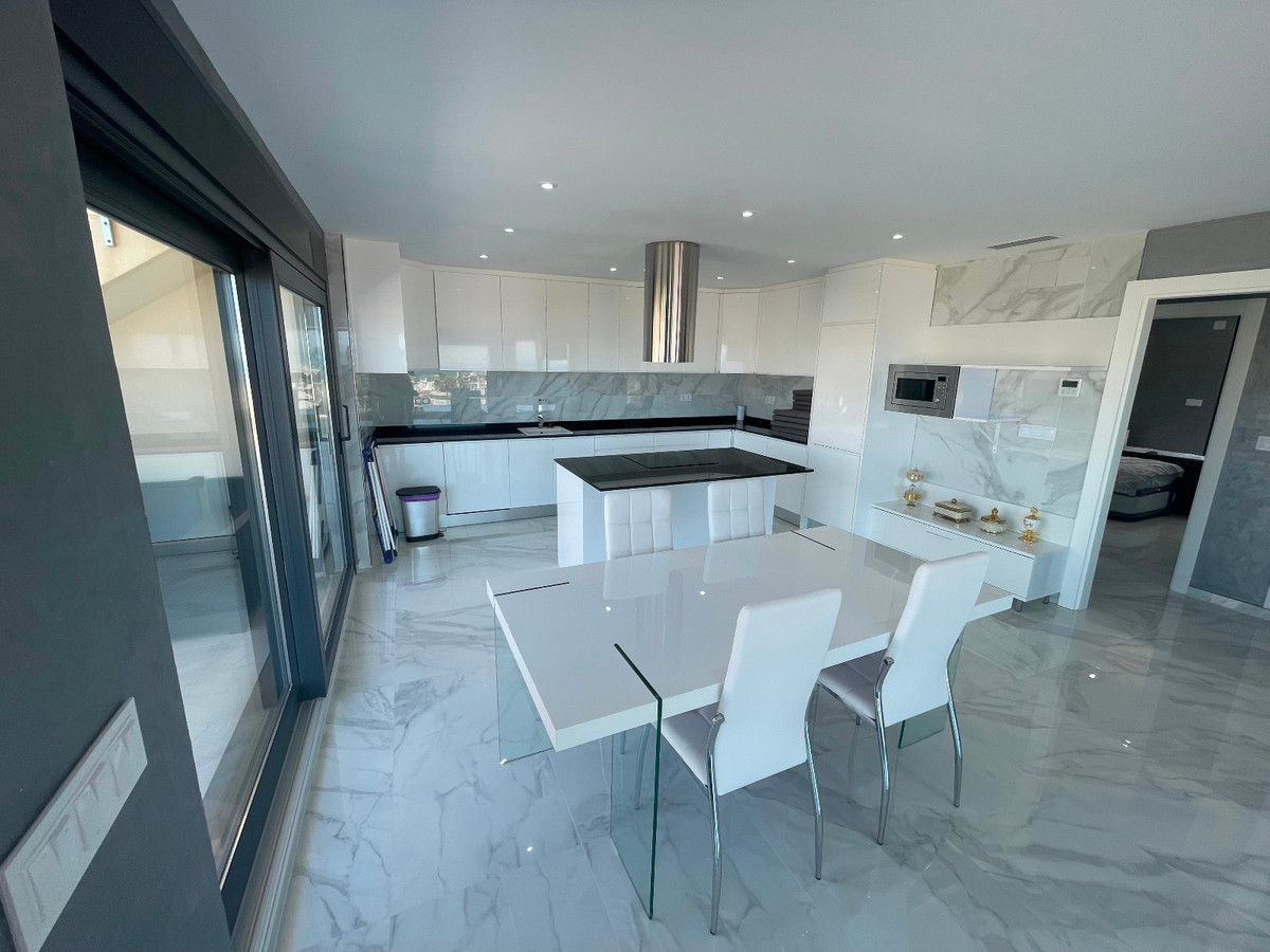 For sale - 5 Bedroom 4 Bathroom House - Detached Villa in Torrevieja - La Mata  - Alicante