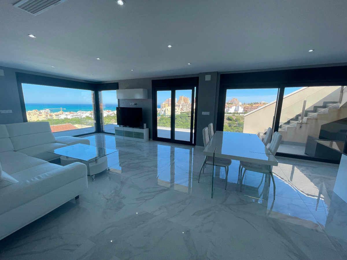 For sale - 5 Bedroom 4 Bathroom House - Detached Villa in Torrevieja - La Mata  - Alicante