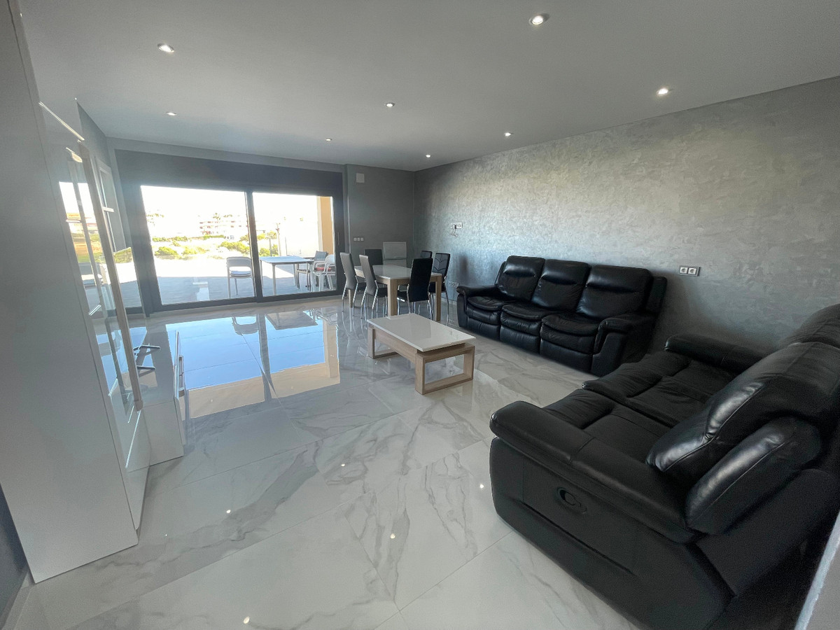 For sale - 5 Bedroom 4 Bathroom House - Detached Villa in Torrevieja - La Mata  - Alicante