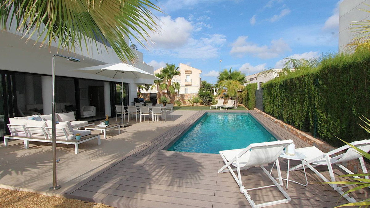 For sale - 3 Bedroom 3 Bathroom House - Detached Villa in Rojales - Ciudad Quesada  - Alicante