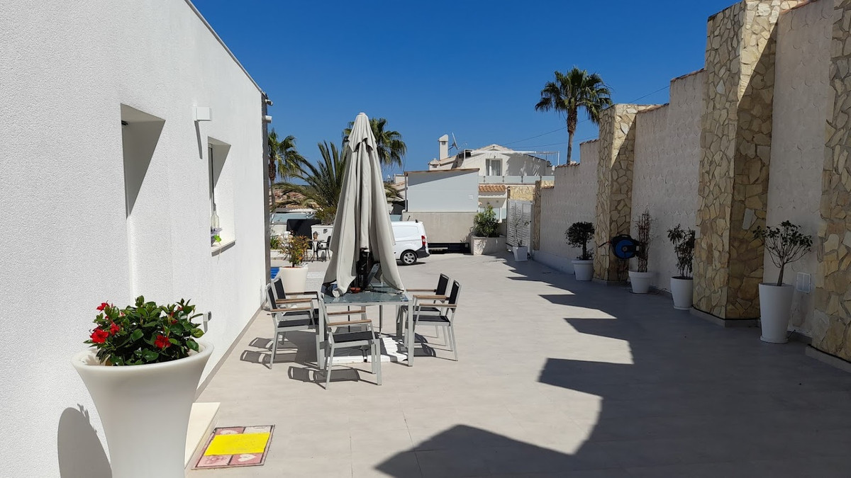 For sale - 6 Bedroom 5 Bathroom House - Detached Villa in Rojales - Ciudad Quesada  - Alicante