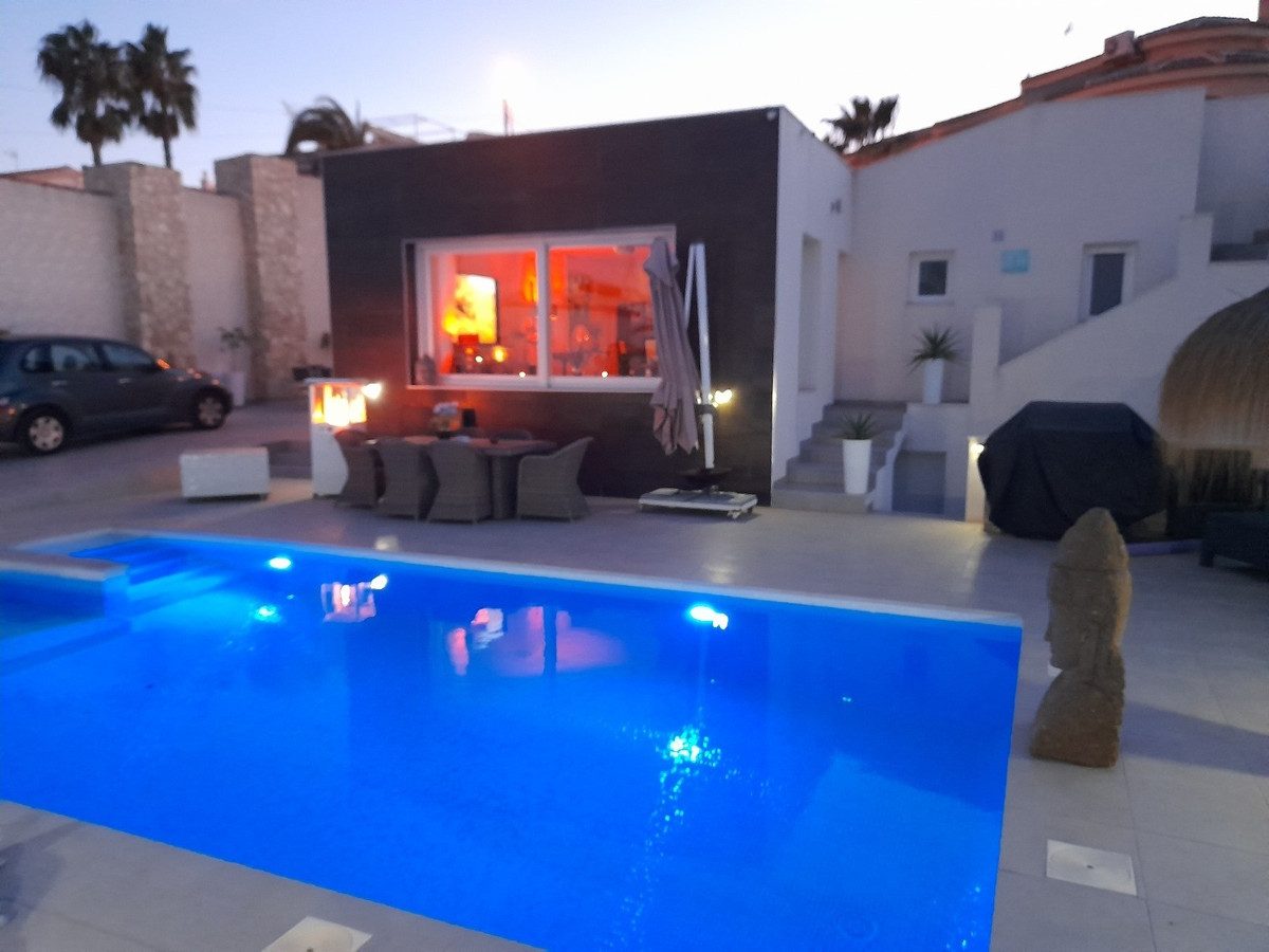 For sale - 6 Bedroom 5 Bathroom House - Detached Villa in Rojales - Ciudad Quesada  - Alicante