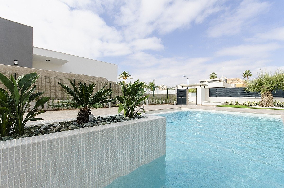 For sale - 4 Bedroom 2 Bathroom Villa in Orihuela Costa - Campoamor  - Alicante