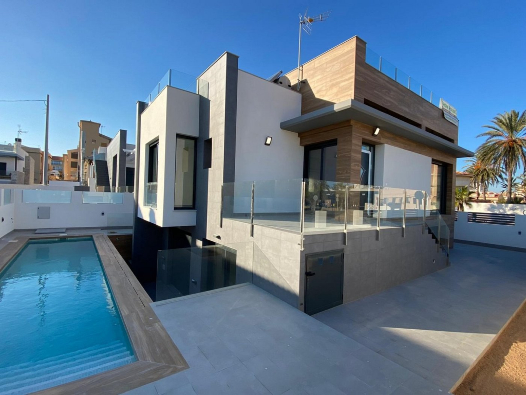 4 Bedroom 4 Bathroom Villa in Torrevieja