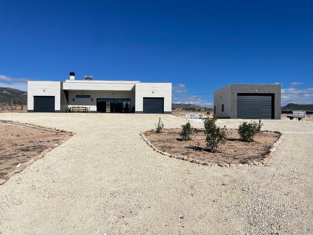 For sale - 4 Bedroom 3 Bathroom Villa in Pinoso - Camino Del Prado  - Alicante