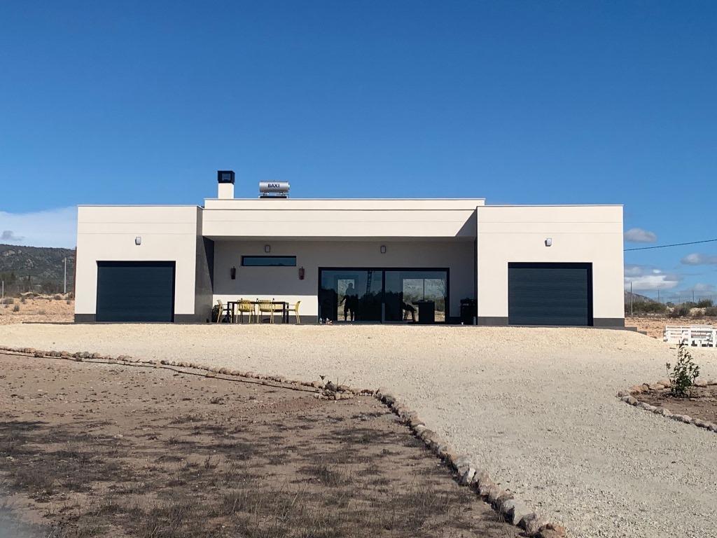 For sale - 4 Bedroom 3 Bathroom Villa in Pinoso - Camino Del Prado  - Alicante