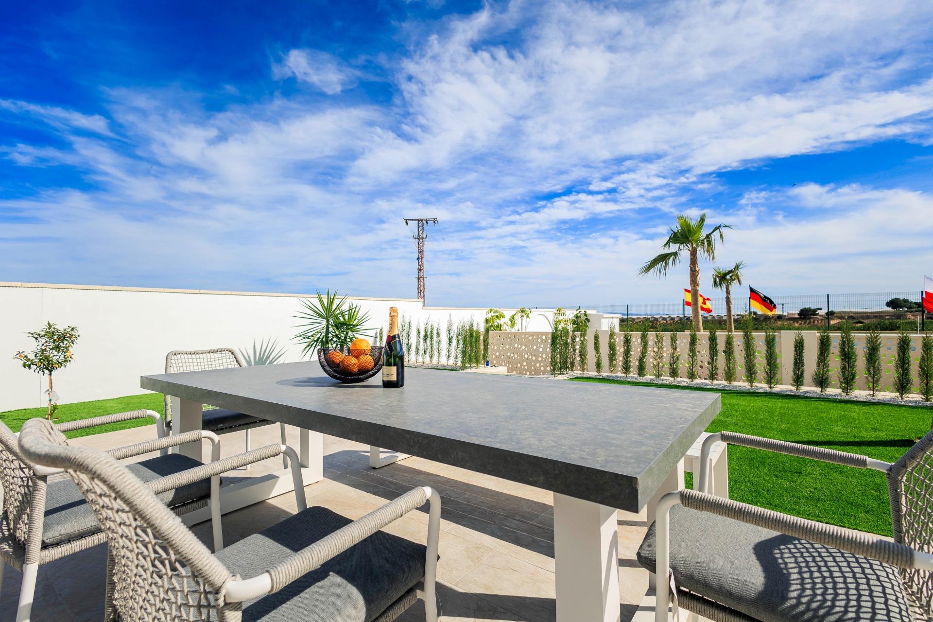 For sale - 3 Bedroom 3 Bathroom Villa in Pilar de La Horadada - Lo Romero Golf  - Alicante
