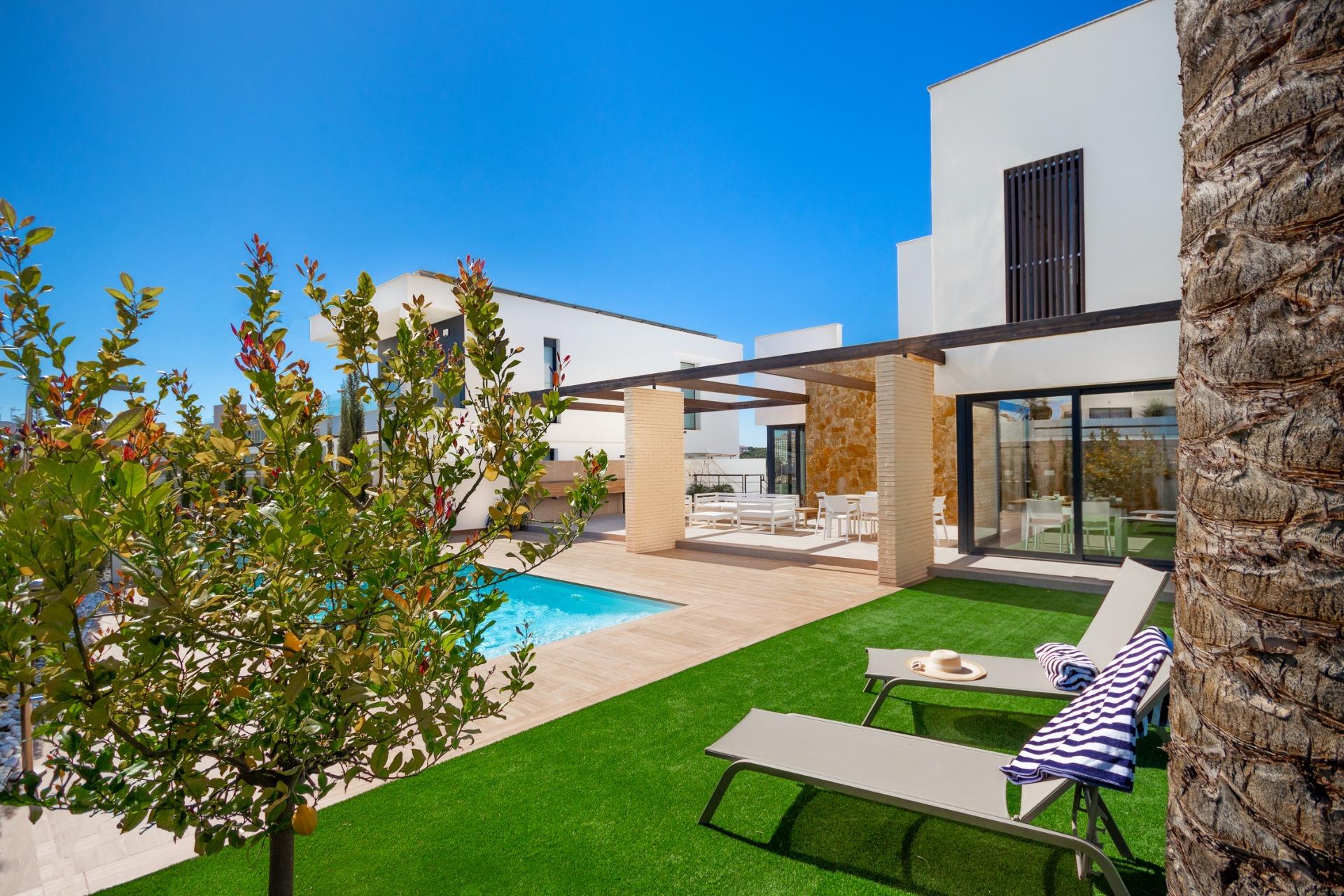 For sale - 4 Bedroom 4 Bathroom Villa in Orihuela Costa - Campoamor  - Alicante