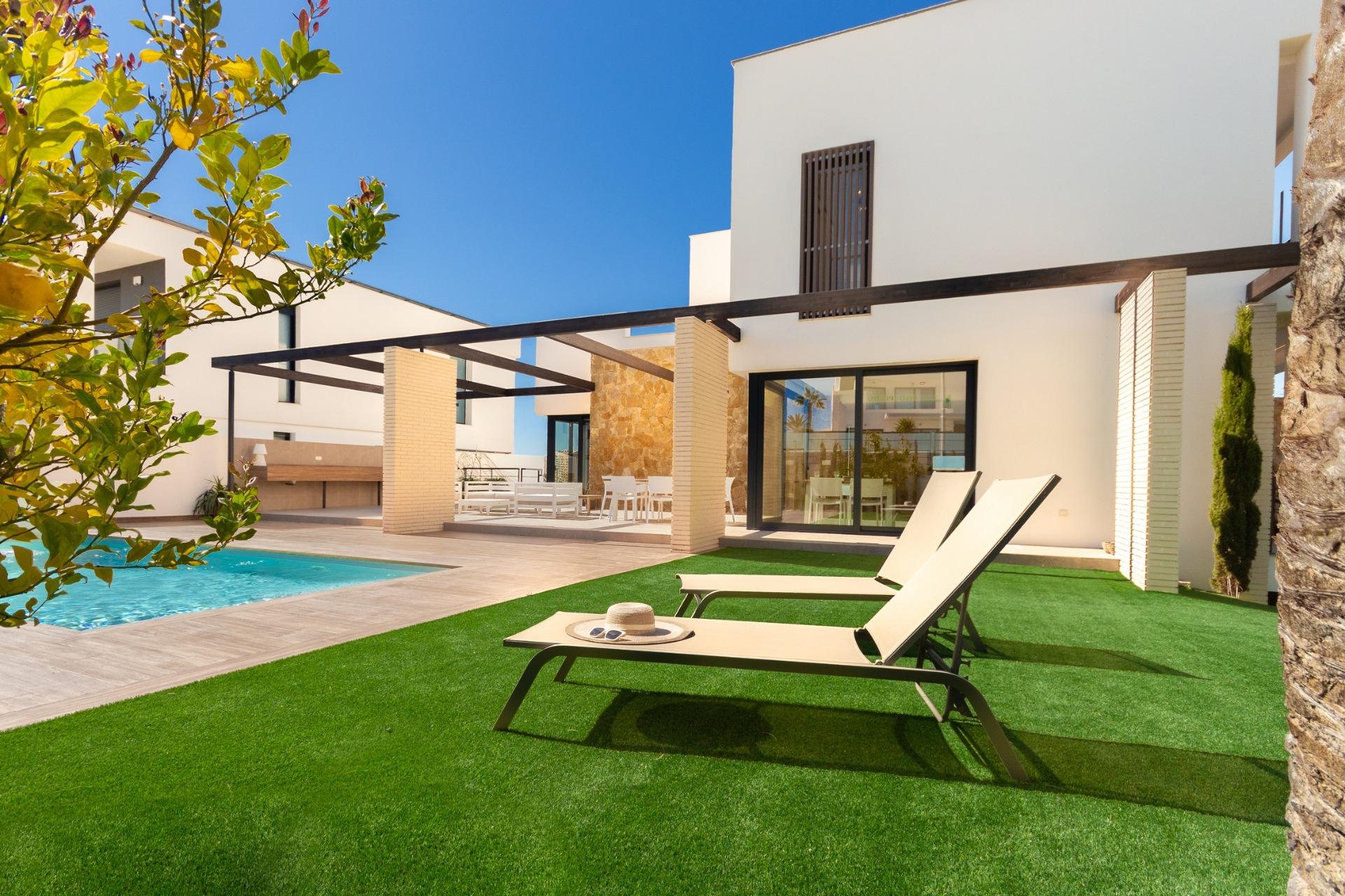 For sale - 4 Bedroom 4 Bathroom Villa in Orihuela Costa - Campoamor  - Alicante