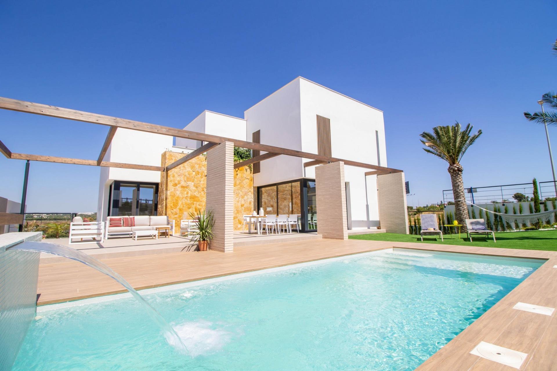 For sale - 4 Bedroom 4 Bathroom Villa in Orihuela Costa - Campoamor  - Alicante