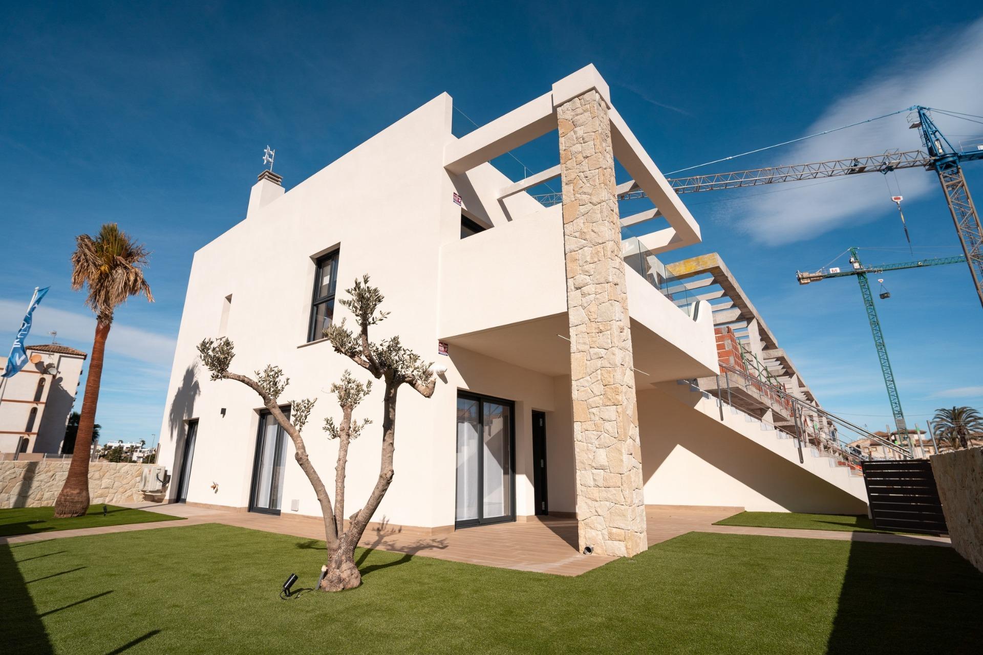 For sale - 3 Bedroom 2 Bathroom Bungalow in Pilar de La Horadada - pueblo  - Alicante