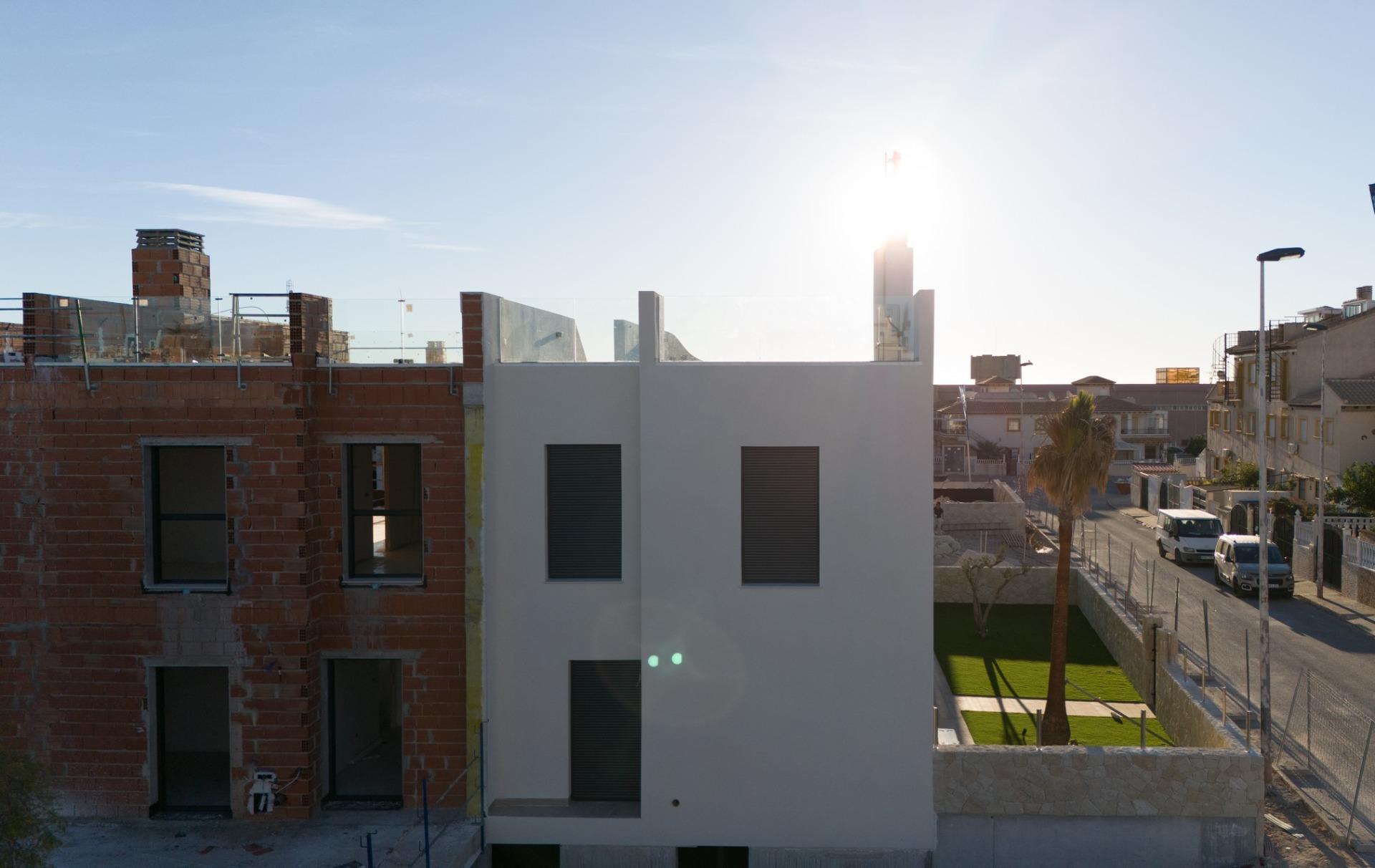 For sale - 3 Bedroom 2 Bathroom Bungalow in Pilar de La Horadada - pueblo  - Alicante