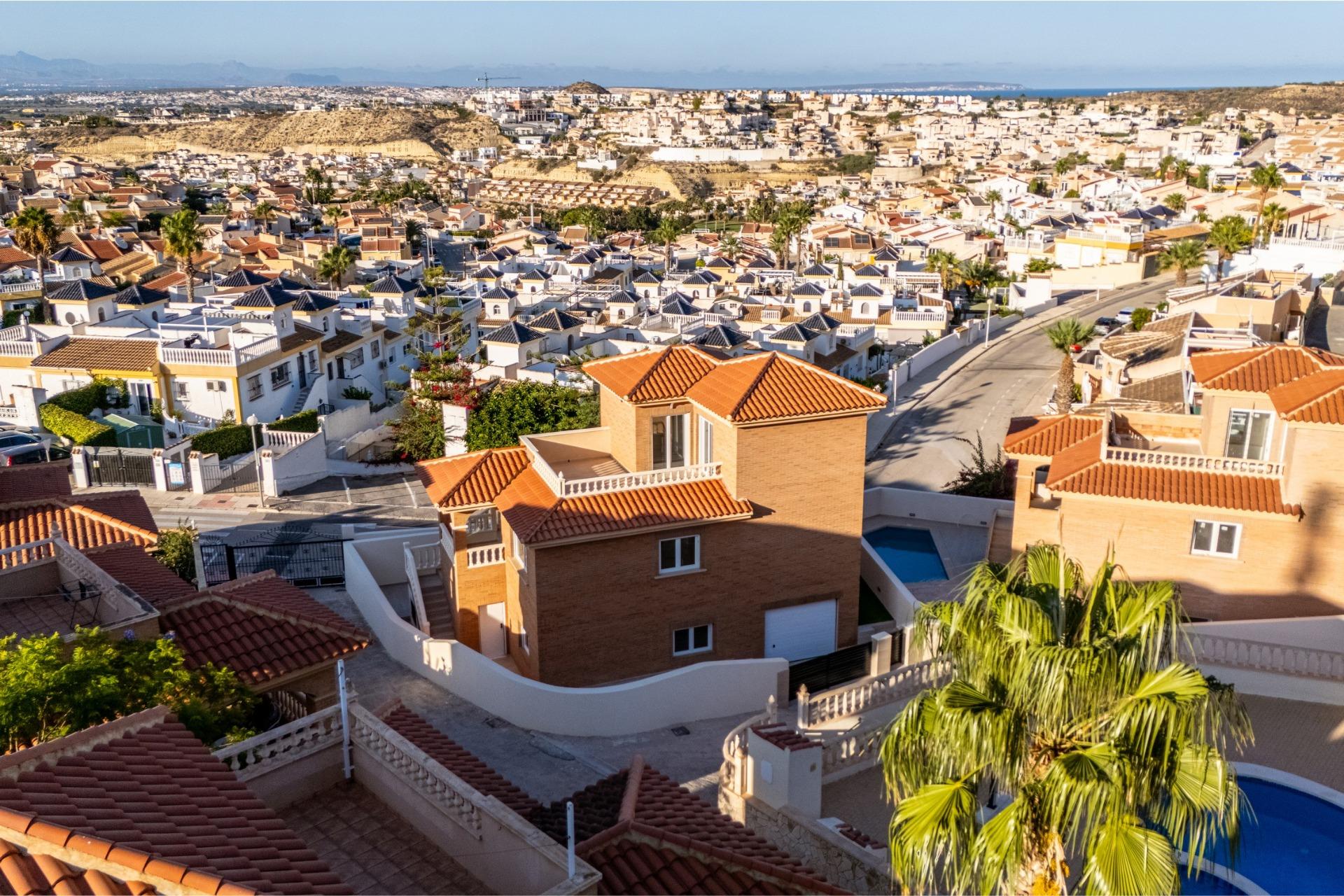 For sale - 4 Bedroom 3 Bathroom Villa in Rojales - Ciudad Quesada  - Alicante