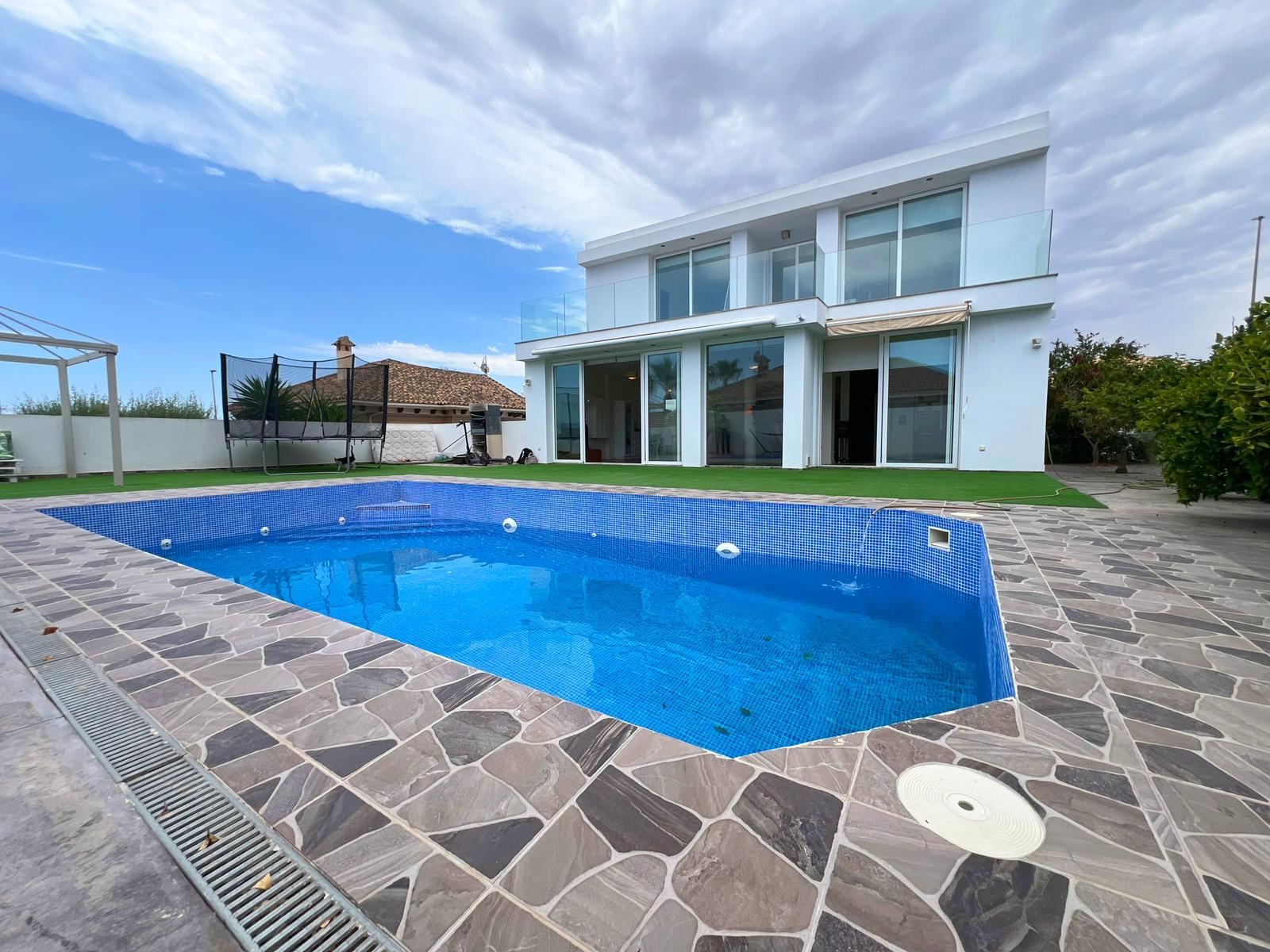 For sale - 6 Bedroom 4 Bathroom Villa in La marina - La marina / el pinet  - Alicante