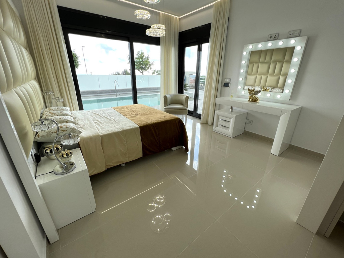 For sale - 5 Bedroom 3 Bathroom House - Detached Villa in San Miguel de Salinas - San Miguel de Salinas Centro  - Alicante