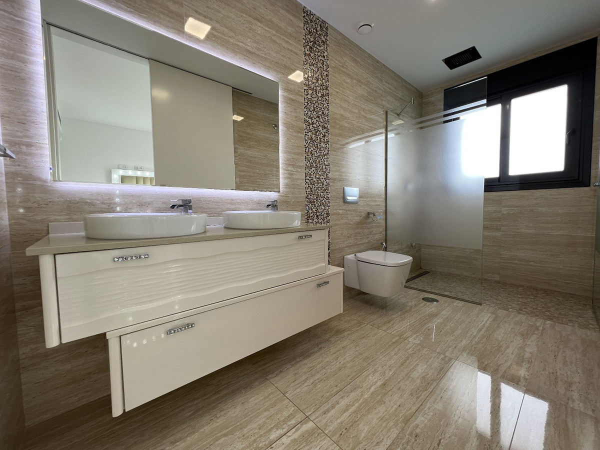 For sale - 5 Bedroom 3 Bathroom House - Detached Villa in San Miguel de Salinas - San Miguel de Salinas Centro  - Alicante