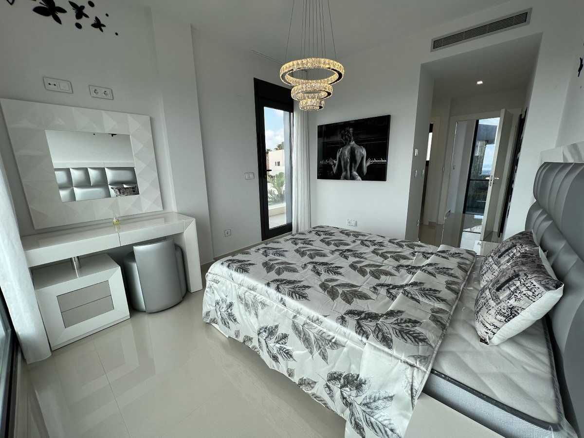 For sale - 5 Bedroom 3 Bathroom House - Detached Villa in San Miguel de Salinas - San Miguel de Salinas Centro  - Alicante