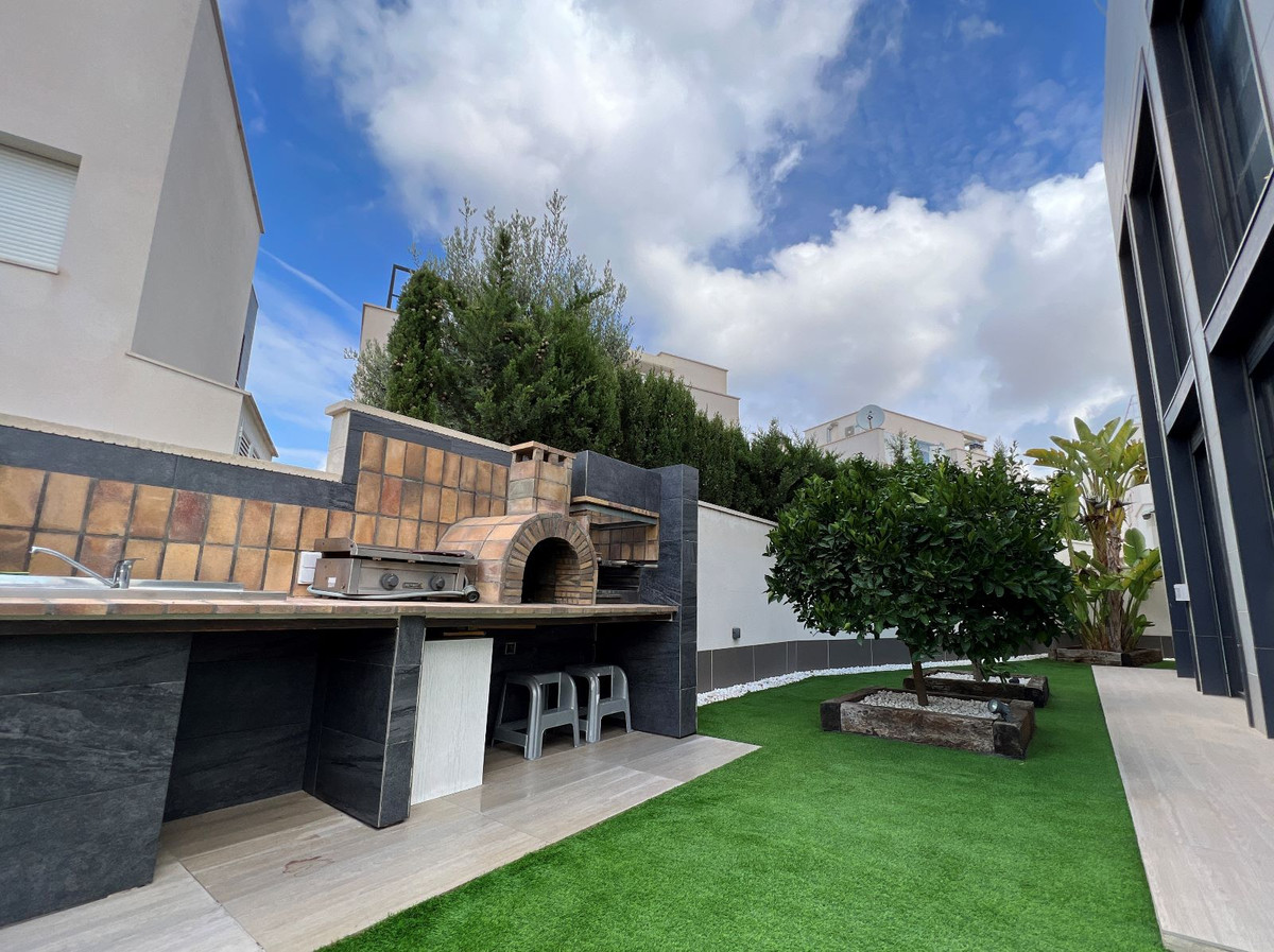 For sale - 5 Bedroom 3 Bathroom House - Detached Villa in San Miguel de Salinas - San Miguel de Salinas Centro  - Alicante