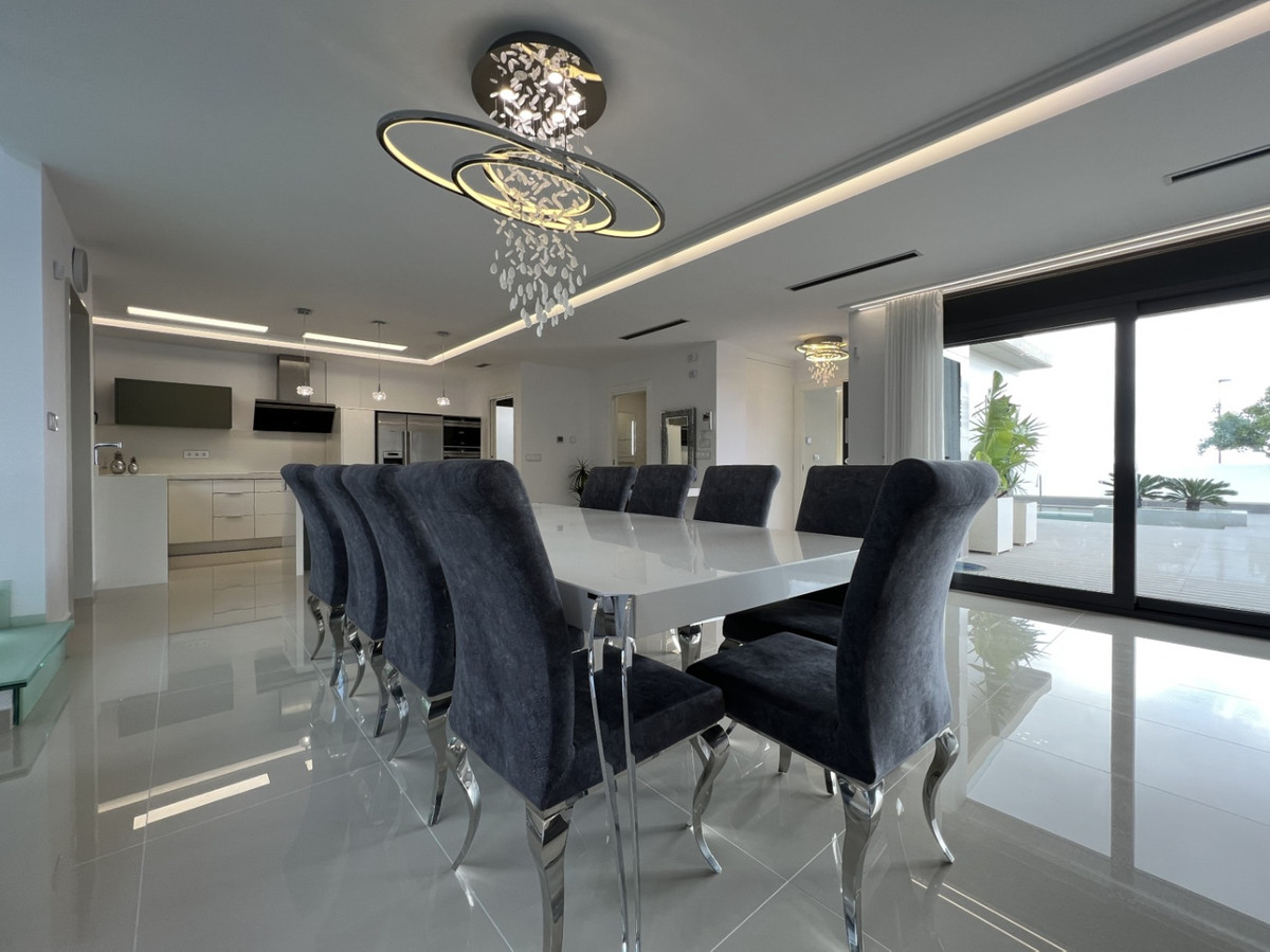 For sale - 5 Bedroom 3 Bathroom House - Detached Villa in San Miguel de Salinas - San Miguel de Salinas Centro  - Alicante