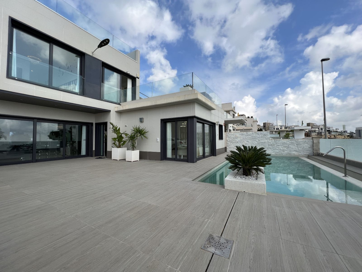 For sale - 5 Bedroom 3 Bathroom House - Detached Villa in San Miguel de Salinas - San Miguel de Salinas Centro  - Alicante