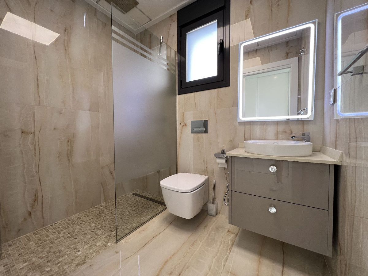 For sale - 5 Bedroom 3 Bathroom House - Detached Villa in San Miguel de Salinas - San Miguel de Salinas Centro  - Alicante