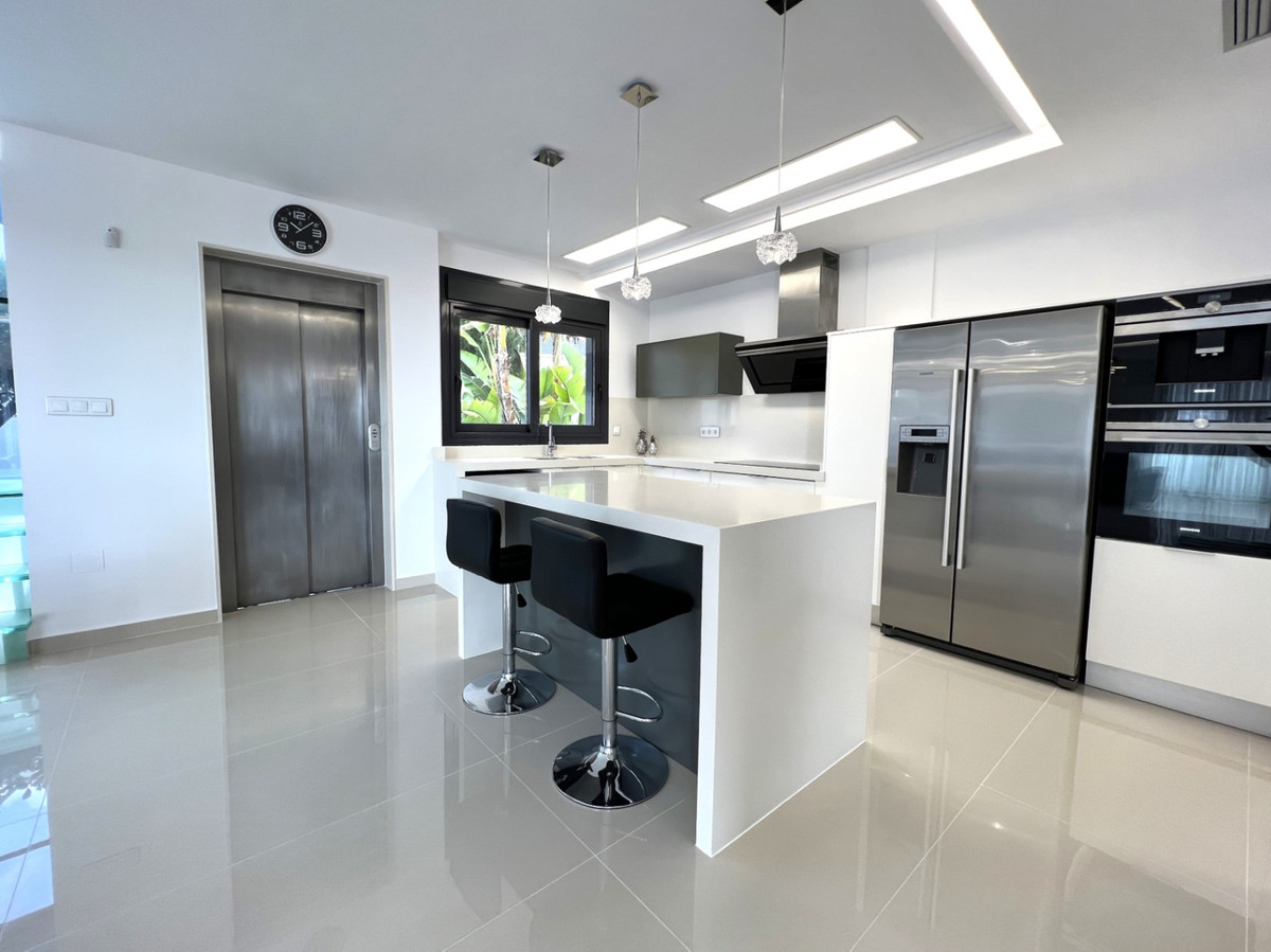 For sale - 5 Bedroom 3 Bathroom House - Detached Villa in San Miguel de Salinas - San Miguel de Salinas Centro  - Alicante