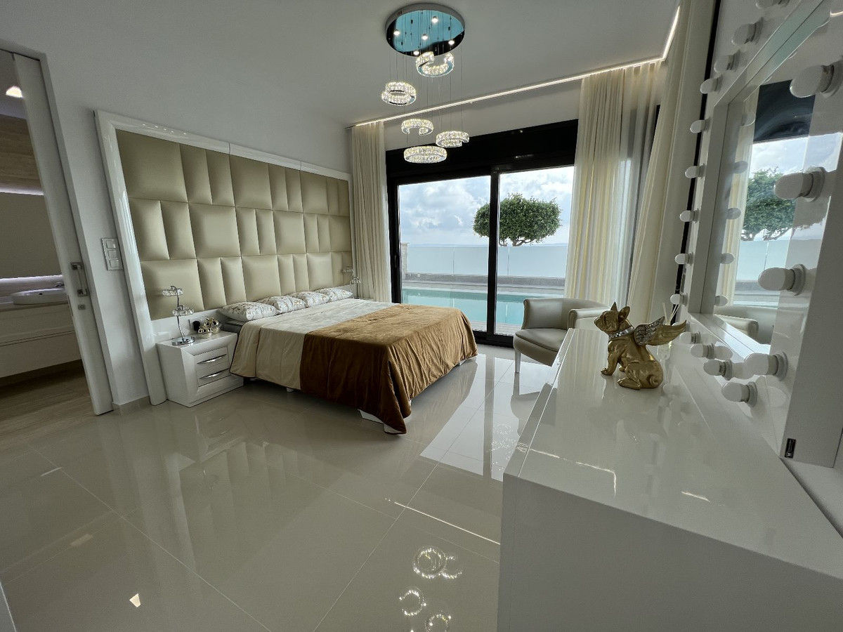 For sale - 5 Bedroom 3 Bathroom House - Detached Villa in San Miguel de Salinas - San Miguel de Salinas Centro  - Alicante