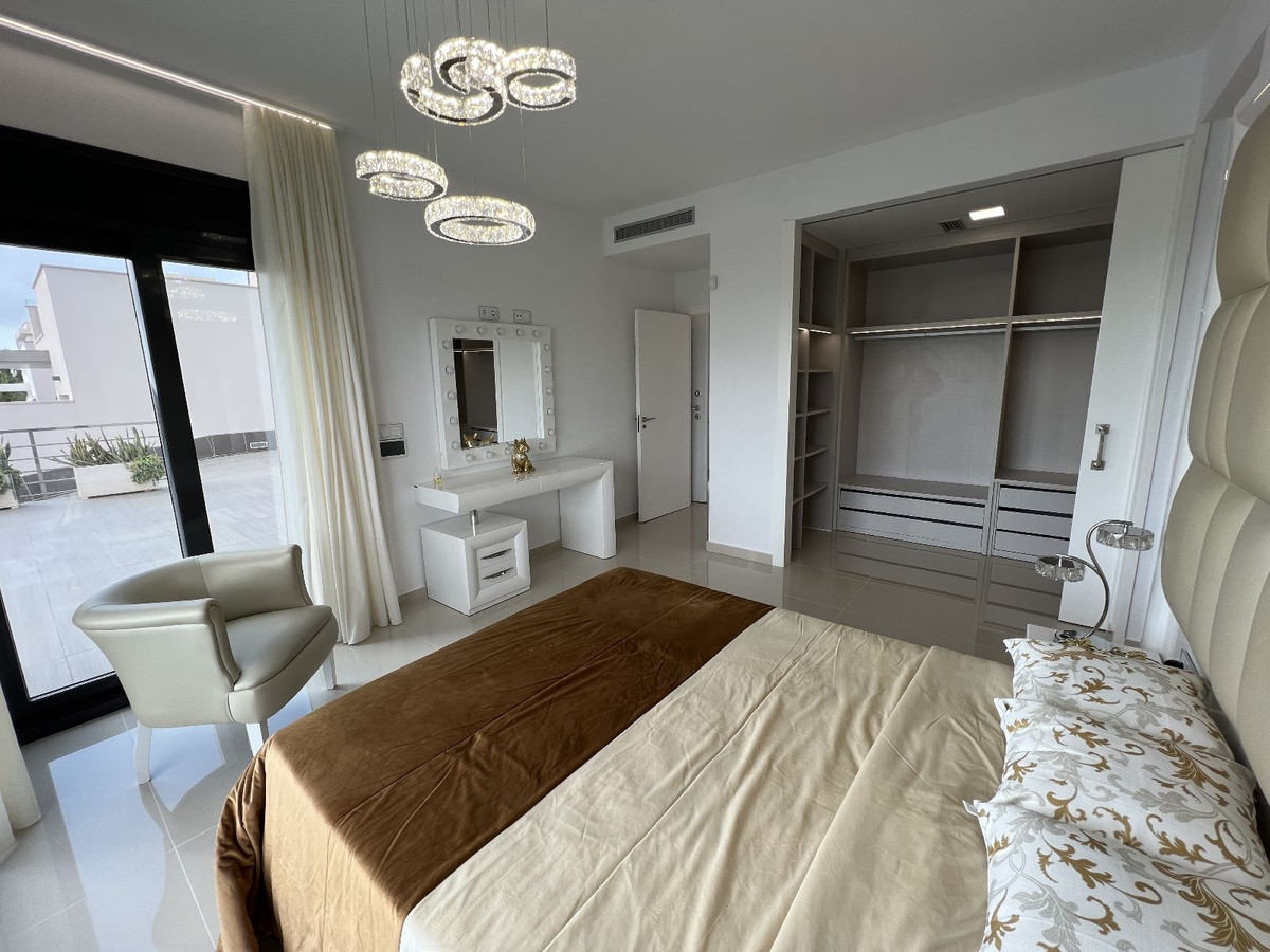 For sale - 5 Bedroom 3 Bathroom House - Detached Villa in San Miguel de Salinas - San Miguel de Salinas Centro  - Alicante