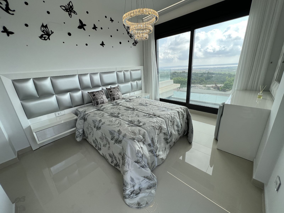 For sale - 5 Bedroom 3 Bathroom House - Detached Villa in San Miguel de Salinas - San Miguel de Salinas Centro  - Alicante