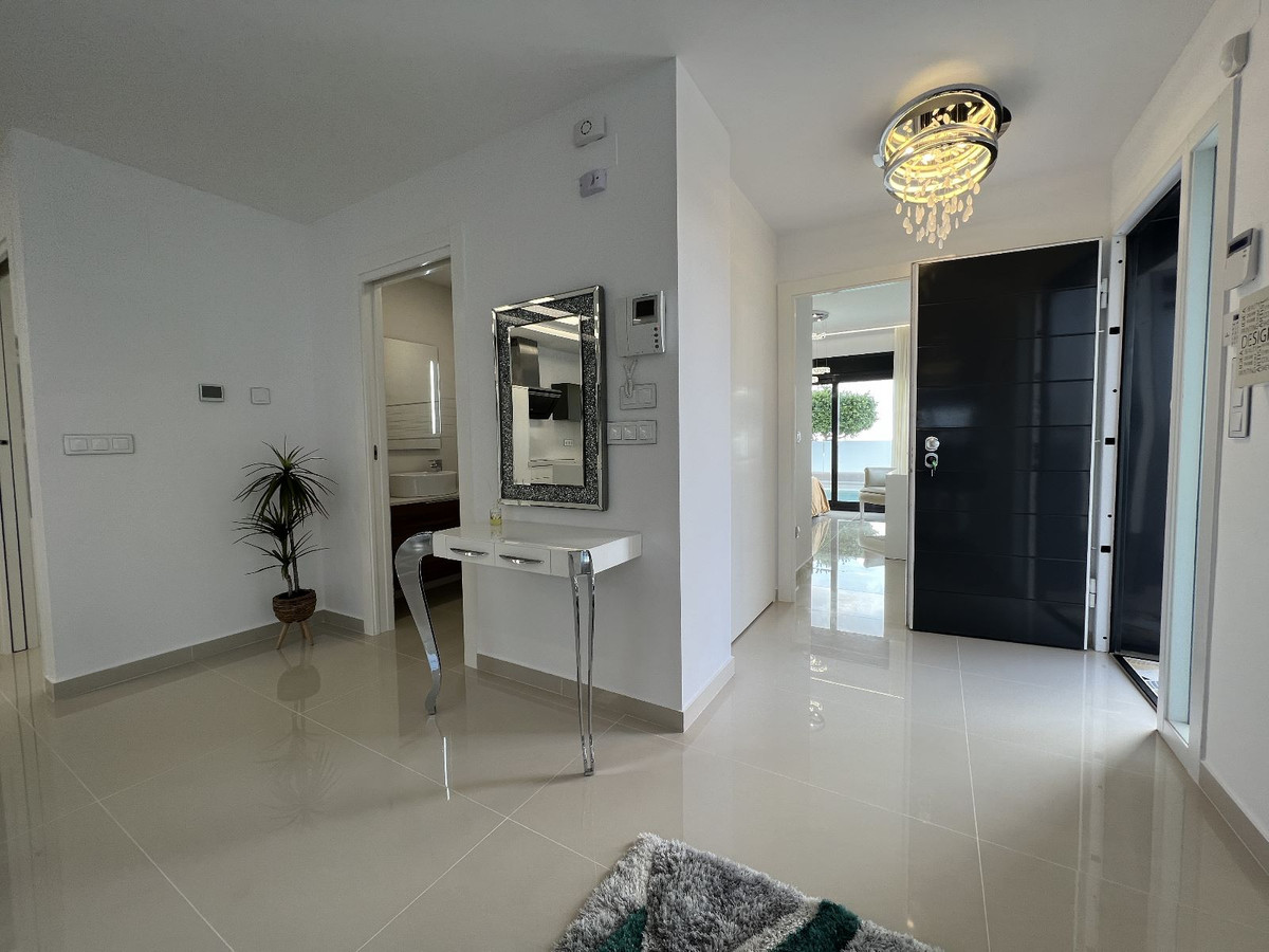 For sale - 5 Bedroom 3 Bathroom House - Detached Villa in San Miguel de Salinas - San Miguel de Salinas Centro  - Alicante