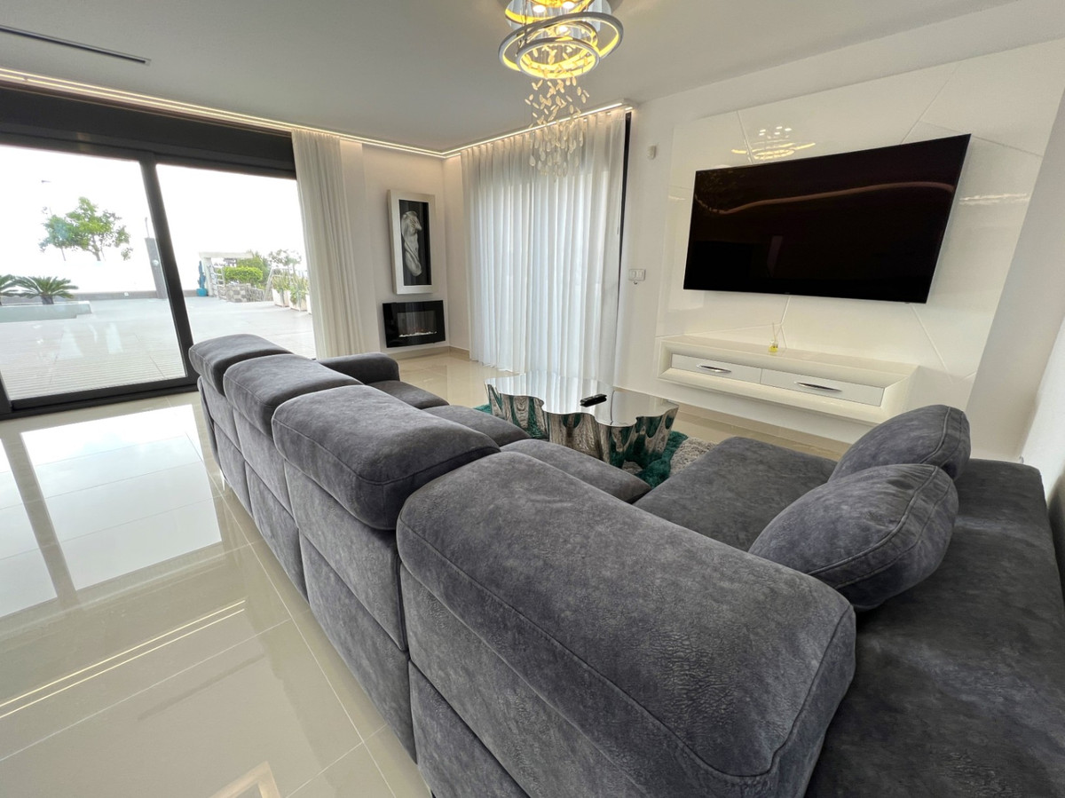 For sale - 5 Bedroom 3 Bathroom House - Detached Villa in San Miguel de Salinas - San Miguel de Salinas Centro  - Alicante