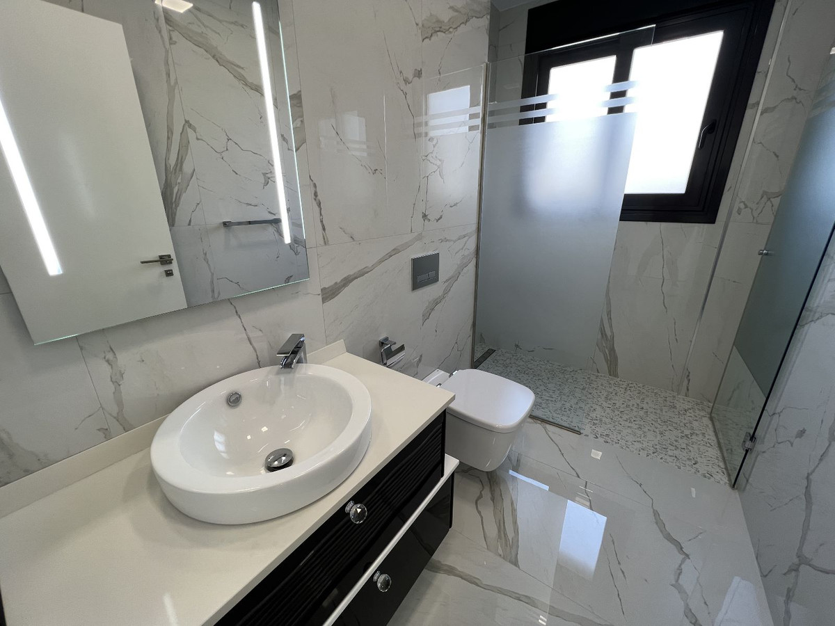 For sale - 5 Bedroom 3 Bathroom House - Detached Villa in San Miguel de Salinas - San Miguel de Salinas Centro  - Alicante