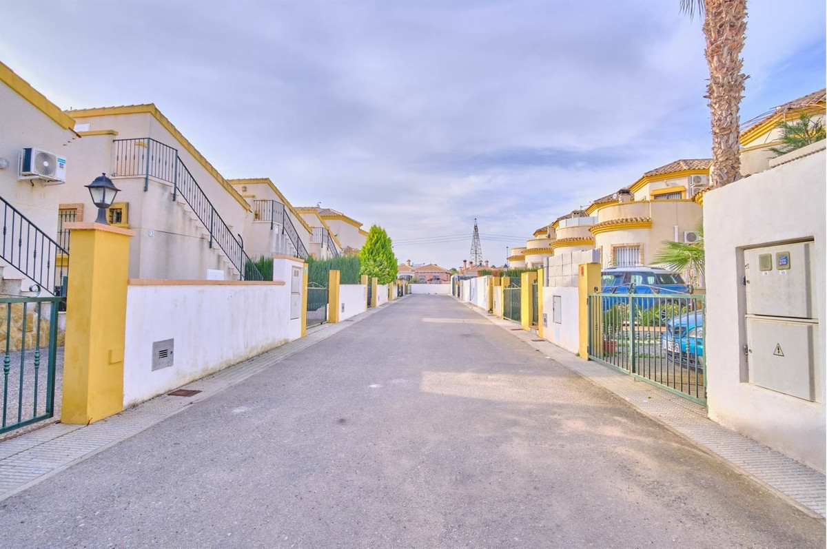 For sale - 3 Bedroom 2 Bathroom House - Detached Villa in Los Montesinos - Los Montesinos Centro  - Alicante