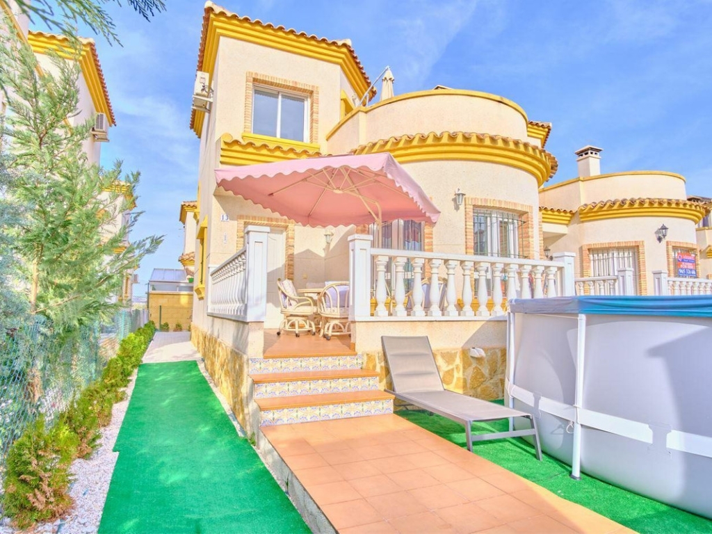 3 Bedroom 2 Bathroom House - Detached Villa in Los Montesinos