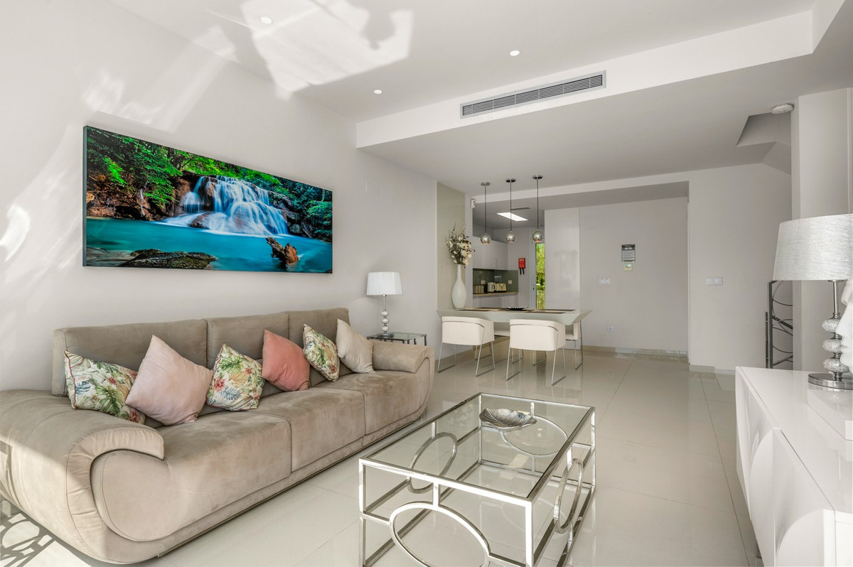 For sale - 4 Bedroom 3 Bathroom House - Detached Villa in Torrevieja - Torrevieja Centro  - Alicante